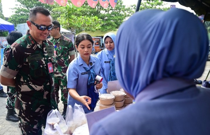 Bazar dan Pasar Murah HUT ke-81 TNI di Lanud Roesmin Nurjadin Disambut Antusias Masyarakat