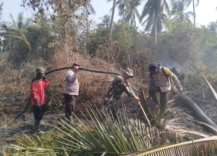 Sinergi Tanpa Henti Melawan Api, Kodam XIX/Tuanku Tambusai Bersama Tim Gabungan Kendalikan Karhutla di Bengkalis