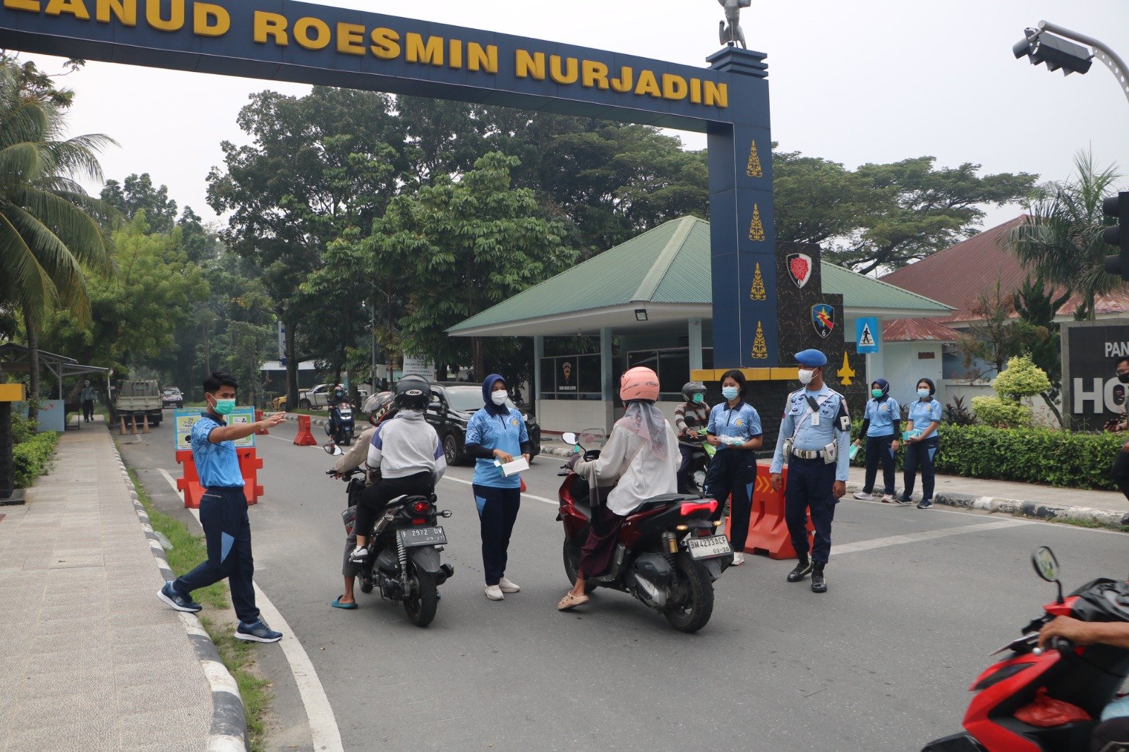 Cegah Dampak Kabut Asap, Lanud Roesmin Nurjadin Bagikan Masker kepada Warga