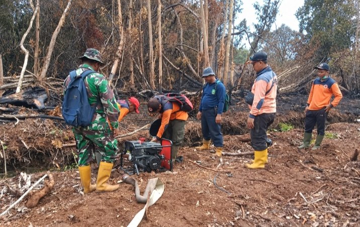 Hadapi Medan Sulit dan Cuaca Panas, Kodam XIX/Tuanku Tambusai Terus Padamkan Karhutla di Rengat