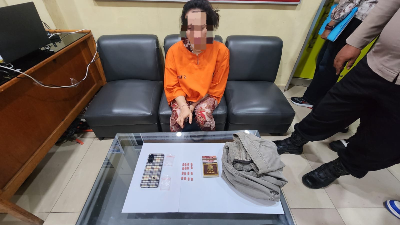 Pagi Buta, Polisi Sita 16 Butir Diduga Ekstasi dari Jaket Perempuan di Kos Dumai