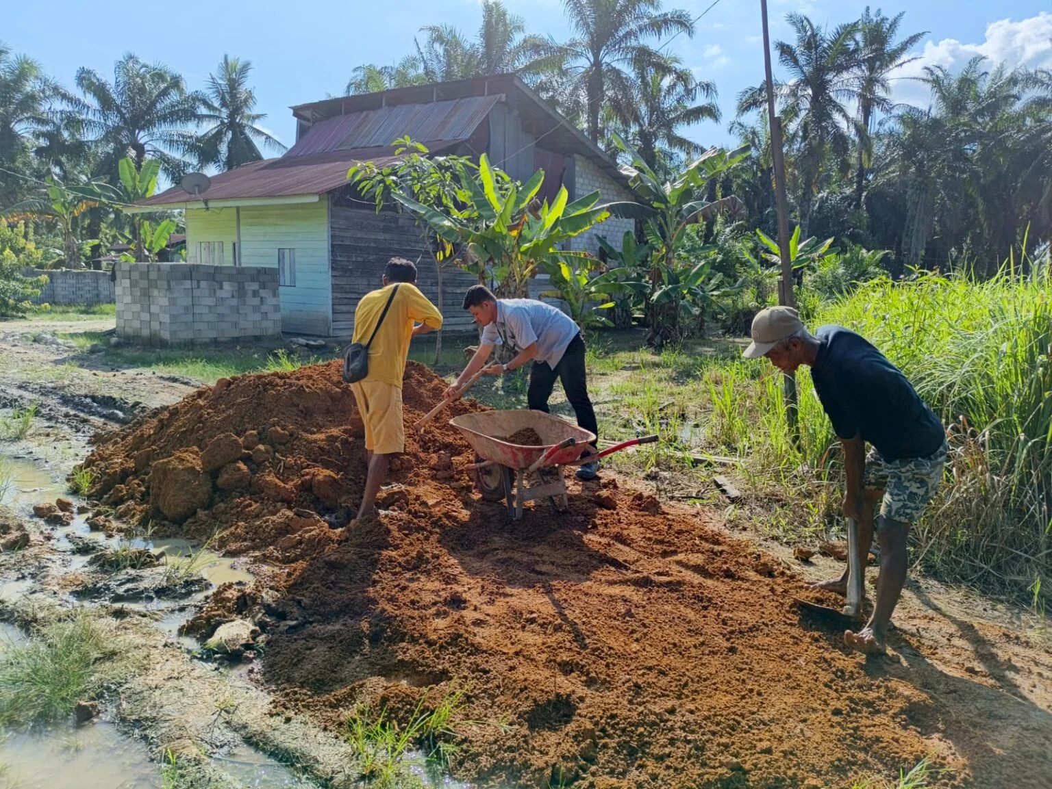 Kolaborasi Warga dan Apical Dumai, Jalan Rusak di Lubuk Gaung Mulai Dibenahi