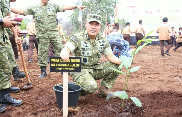 Pangdam XIX/Tuanku Tambusai dan Kabaharkam Polri Tanam 20.000 Pohon di Siak