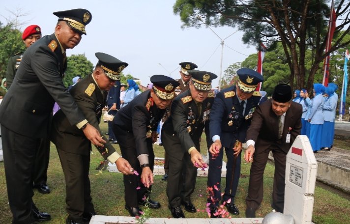 Pangdam XIX/TT Tabur Bunga di TMP Kusuma Dharma, Ziarah Nasional HUT Ke-81 TNI Berlangsung Khidmat