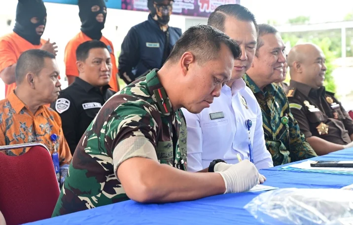 Danlanud Roesmin Nurjadin Dampingi Kepala BNNP Riau Musnahkan Barang Bukti Narkotika