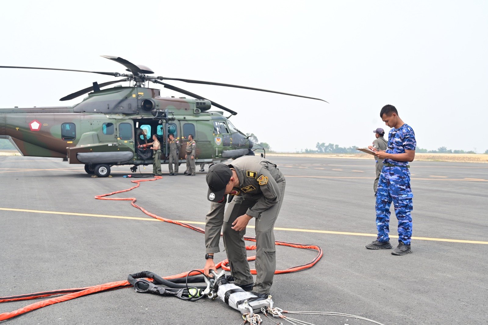 Helikopter Caracal TNI AU Kembali Gencarkan Water Bombing, Tekan Karhutla di Riau