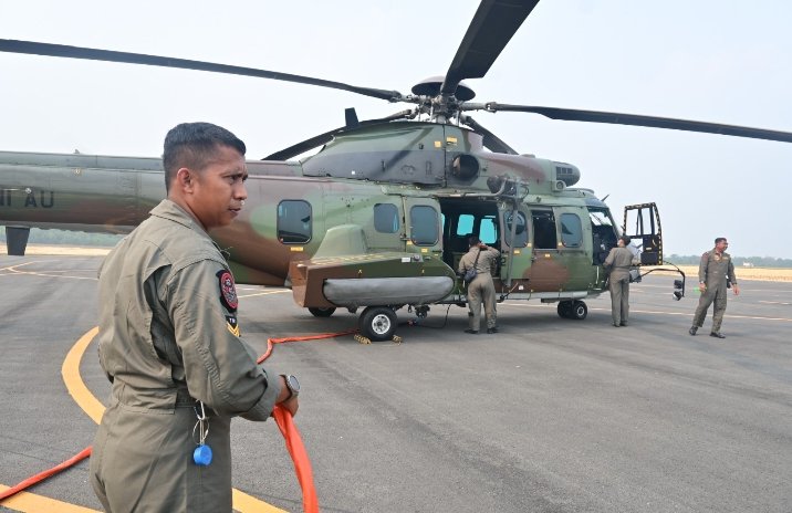 Personel TNI AU pastikan  Heli Caracal H225M dengan kondisi Prima Hadapi Karhutla Riau