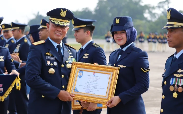 Peringati Hari Bakti ke-79 TNI AU, Danlanud Roesmin Nurjadin Berikan Penghargaan kepada Prajurit Teladan dan Berprestasi